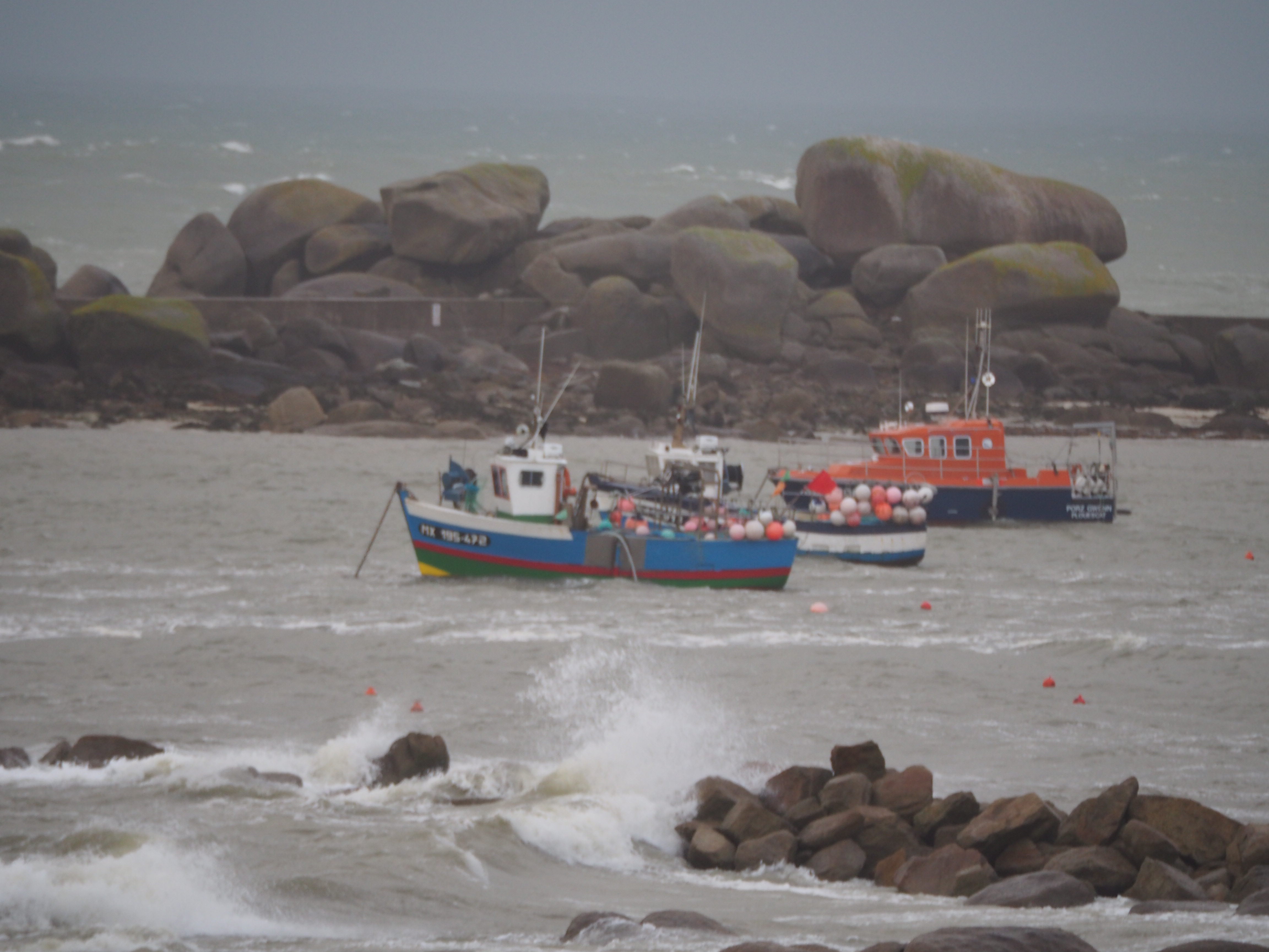 kitesurf en bretagne — mer démontée, bateaux et rochers du finistère par gros temps