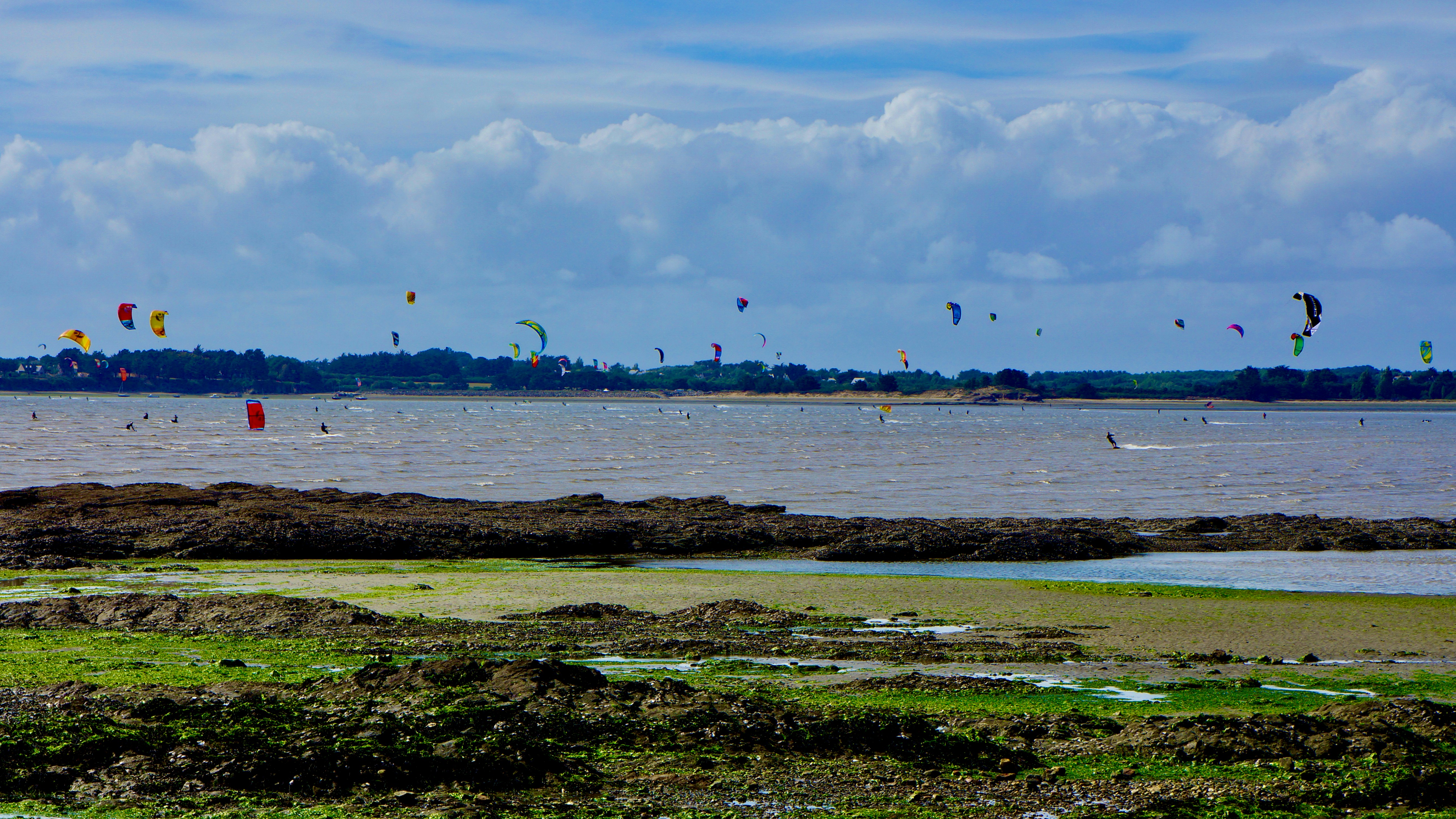 Kitesurf bretagne finistère — plan d'eau plat, nombreux riders