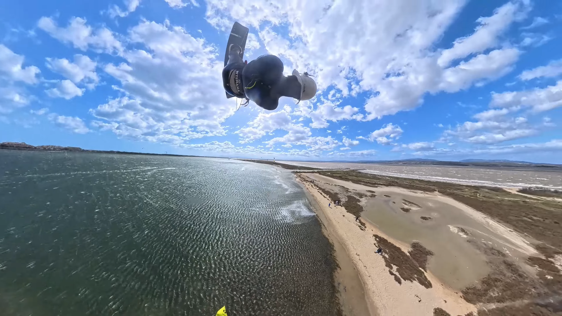 Kitesurf leucate barcarès — rider en trick au-dessus du lagon