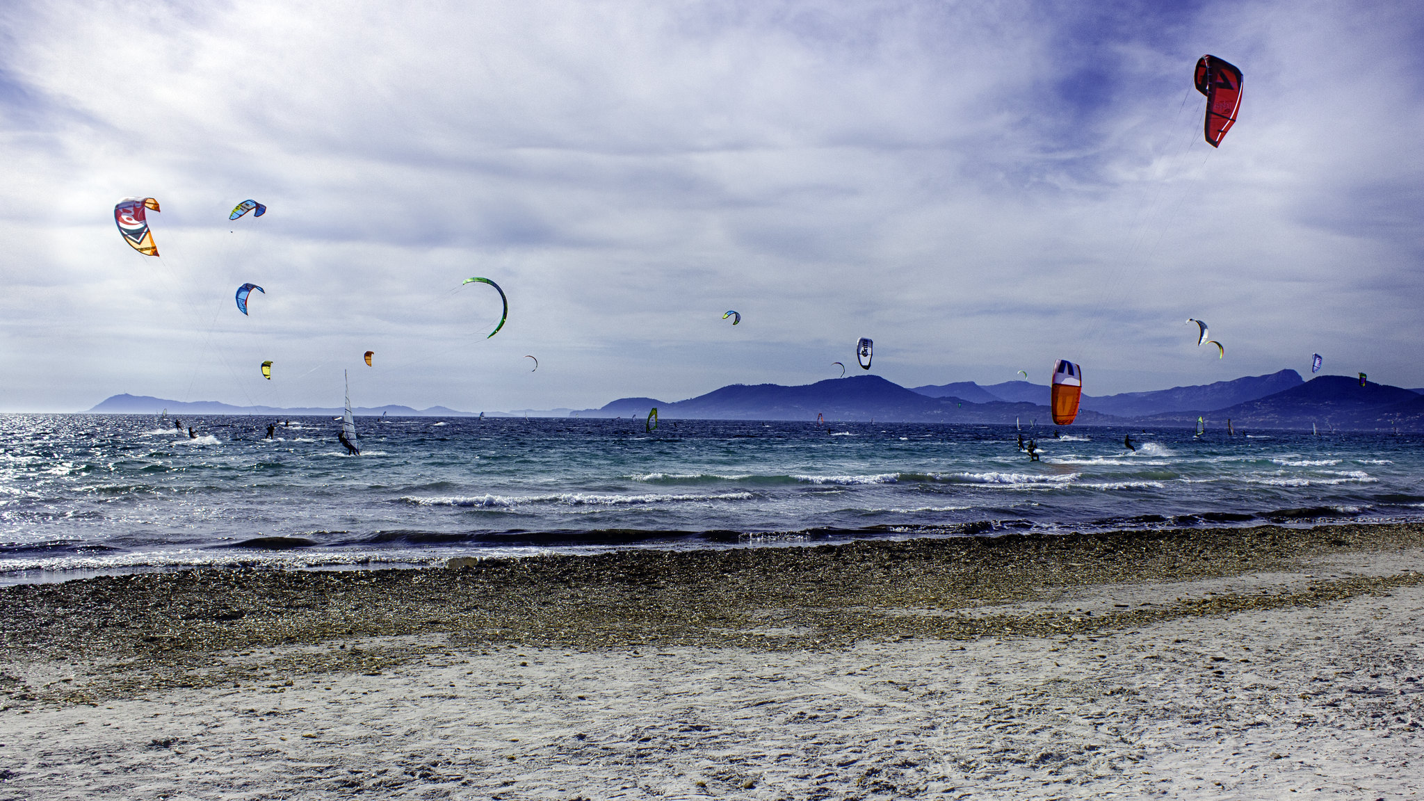 kitesurf almanarre hyères — nombreux riders sur la plage, session thermique