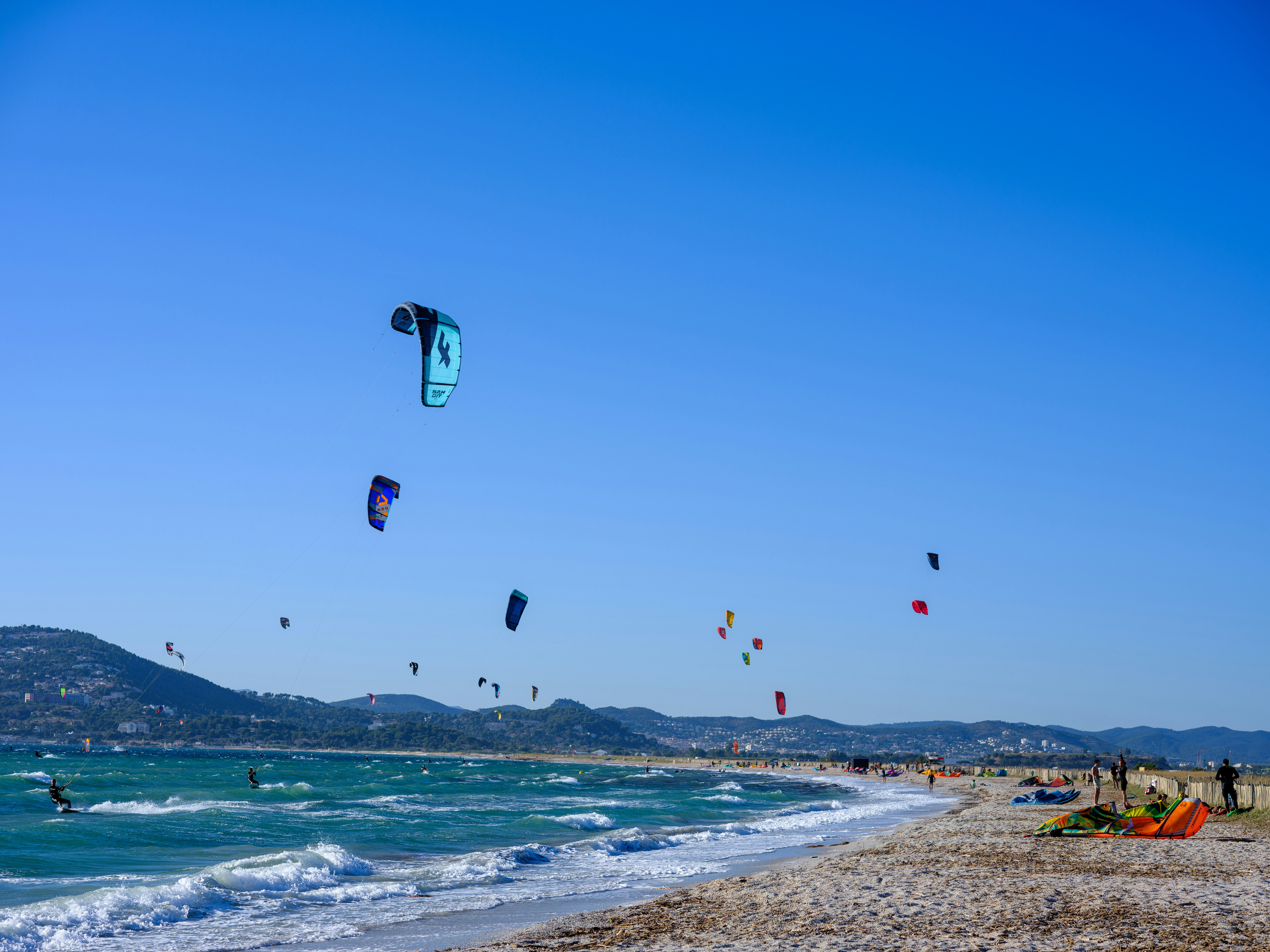 Kitesurf almanarre hyères — nombreux riders