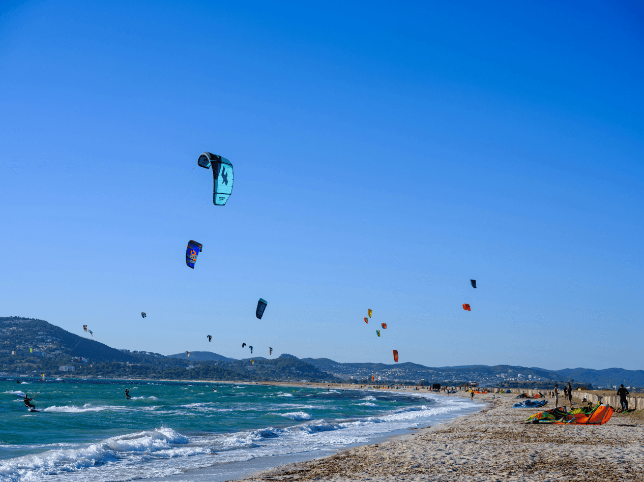 kitesurf almanarre hyères, riders session thermique plage