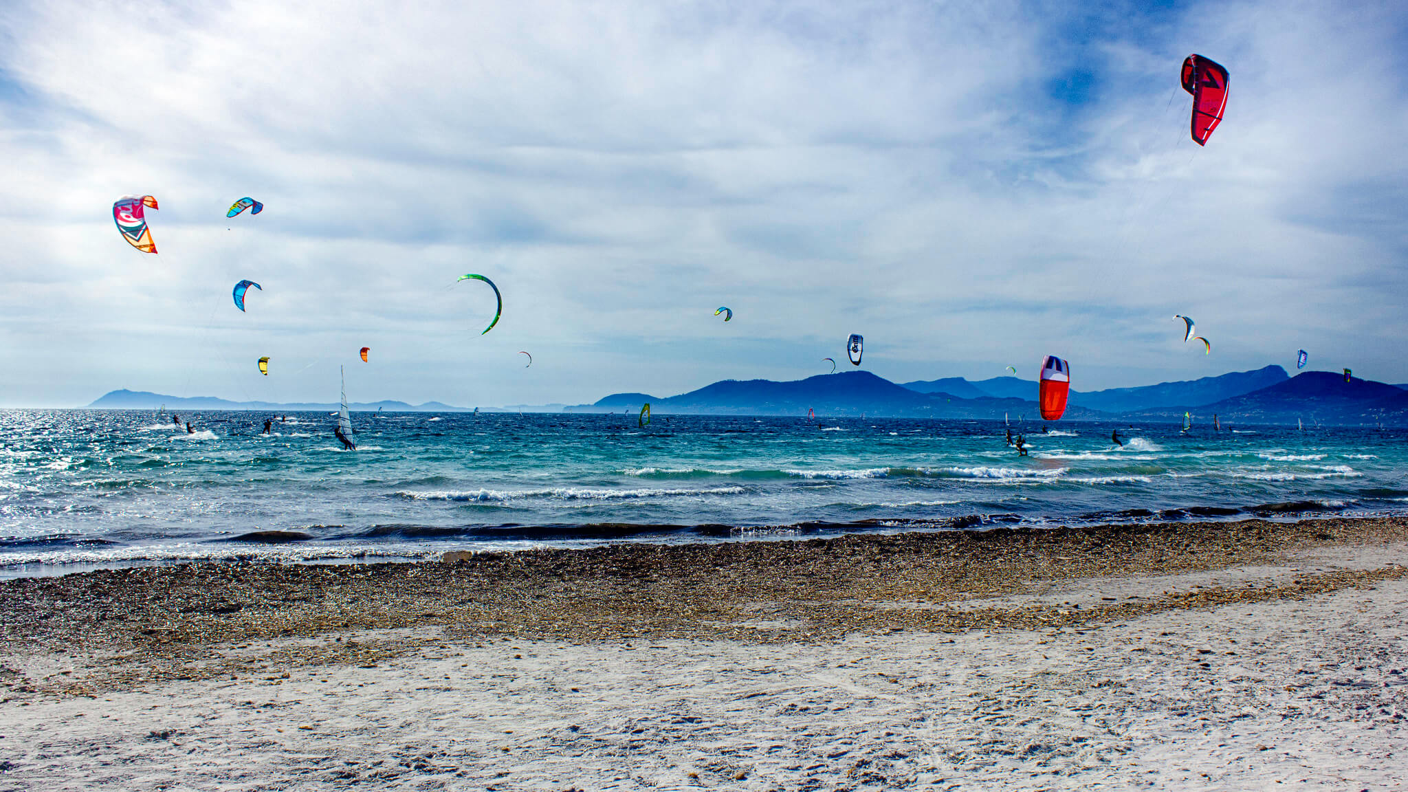 kitesurf almanarre hyères, nombreux riders sur la plage, session thermique